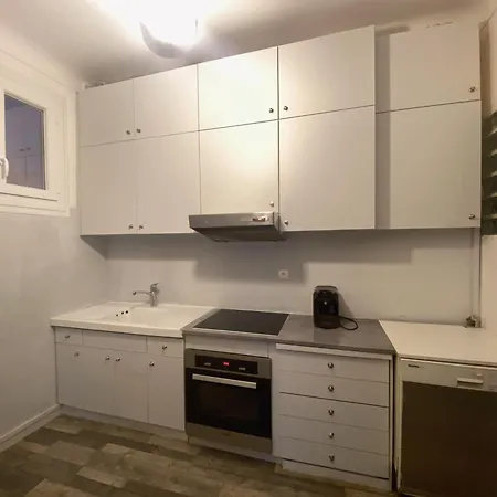 Apartmán Quiet Apartment, Ac With Free Street Parking And Little Garden *