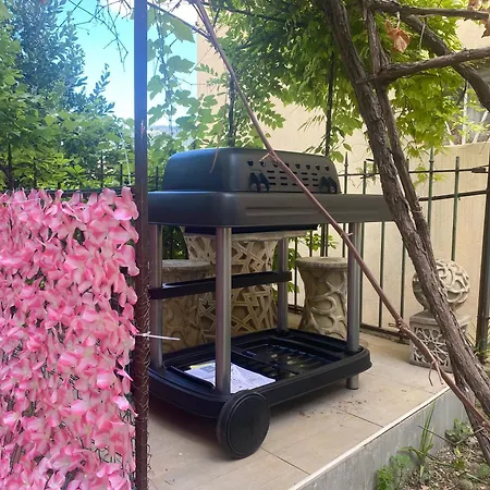 Apartmán Quiet Apartment, Ac With Free Street Parking And Little Garden Nice